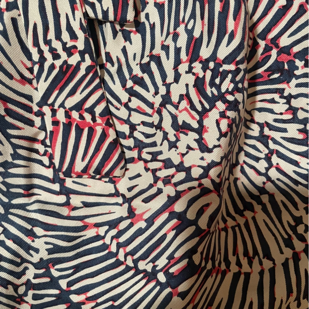 Abstract Patterned Sleeveless Top - Picture 2 of 3
